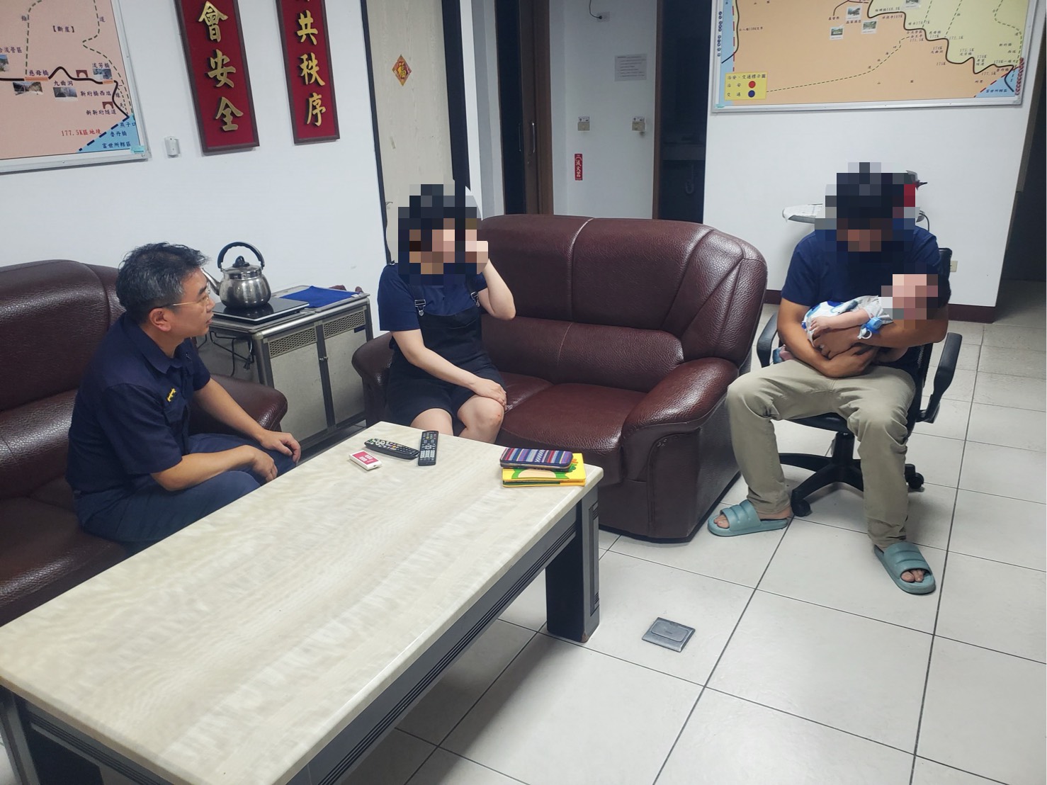 山區起霧受困天祥  警暖心協助嬰兒家庭順利下山