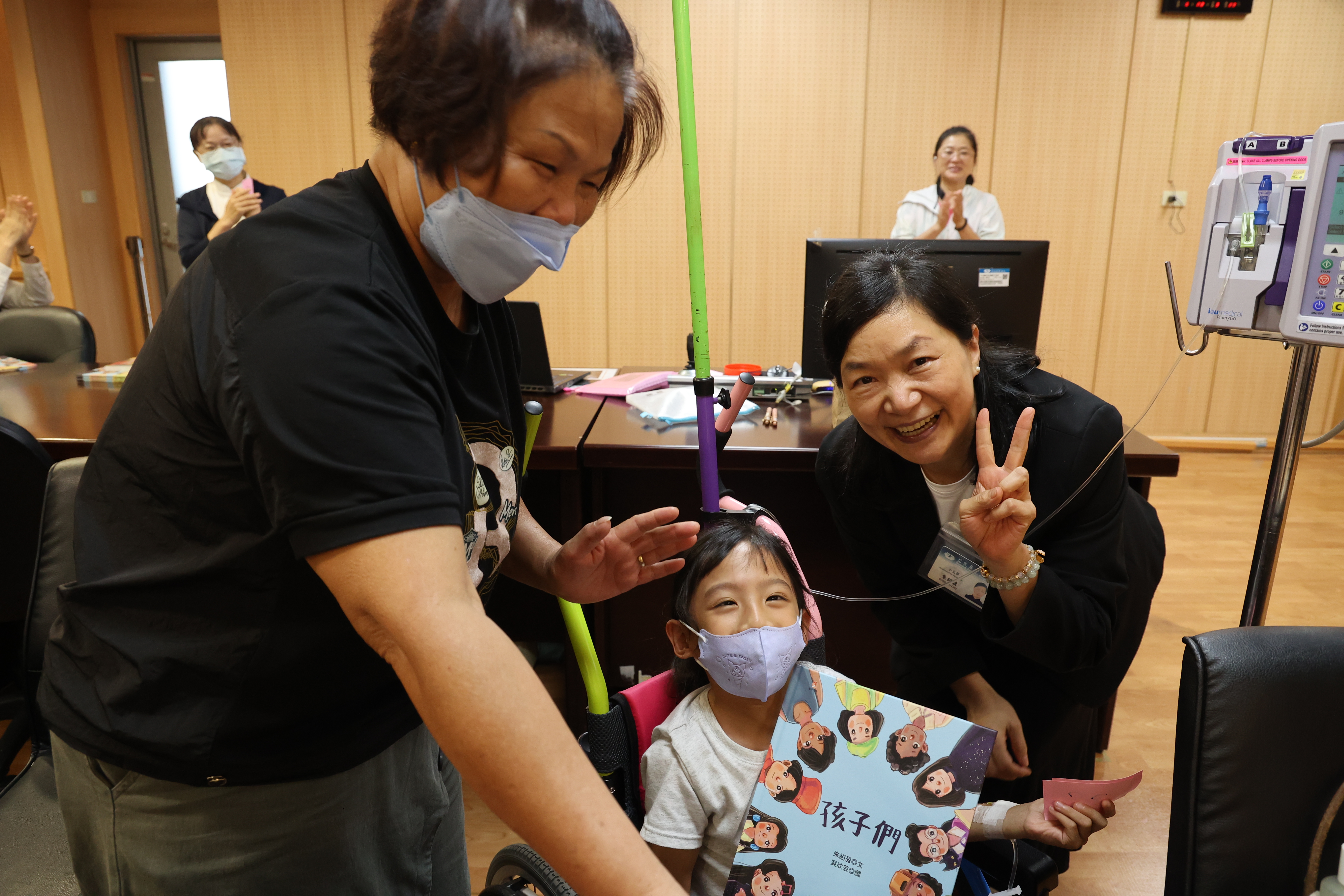 朱紹盈醫師送新書《孩子們》進偏鄉   為新生兒種下閱讀種子