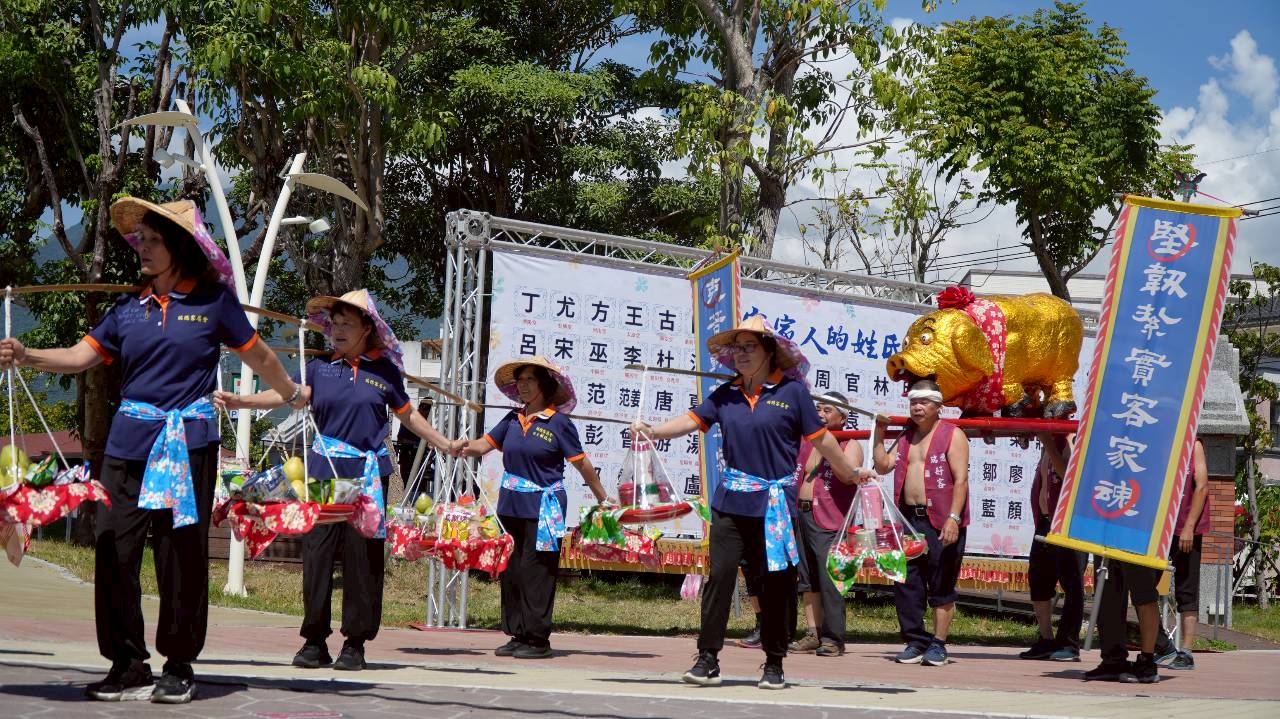 花蓮義民祭熱鬧登場   客庄鄉親挑擔進場共慶文化傳承