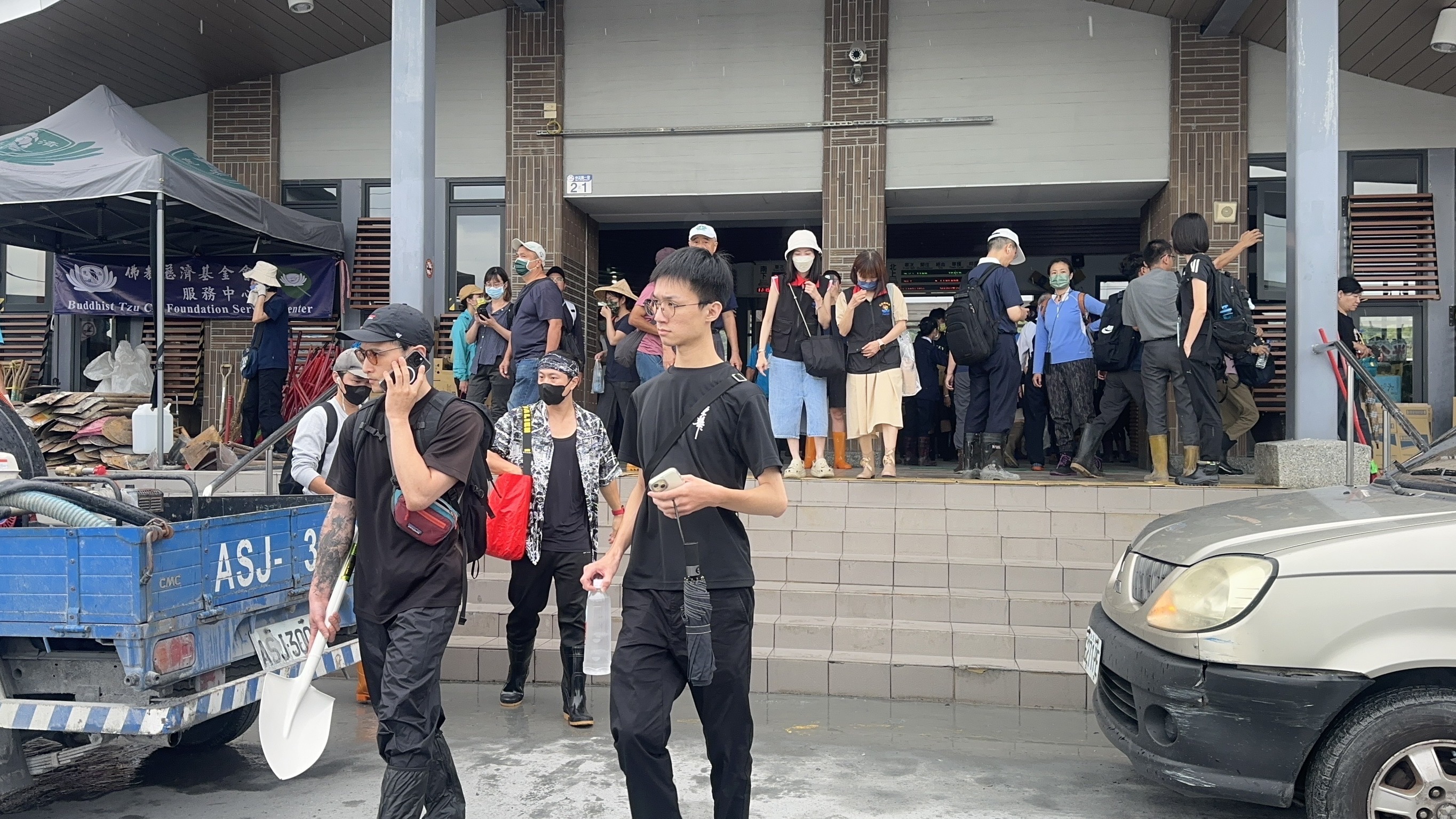火車站湧現志工與救援人員身影　台鐵加開班次支援救災人員往返