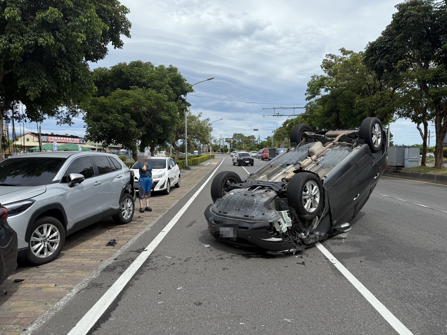 婦人疑似精神不濟　駕駛自小客車擦撞路邊小客車翻覆