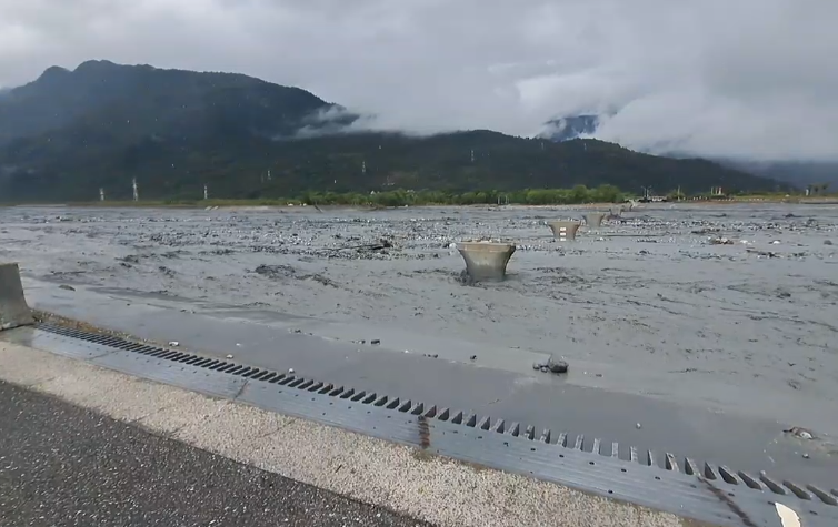 卓榮泰院長視察馬太鞍溪災區　強調全面救援與災後重建