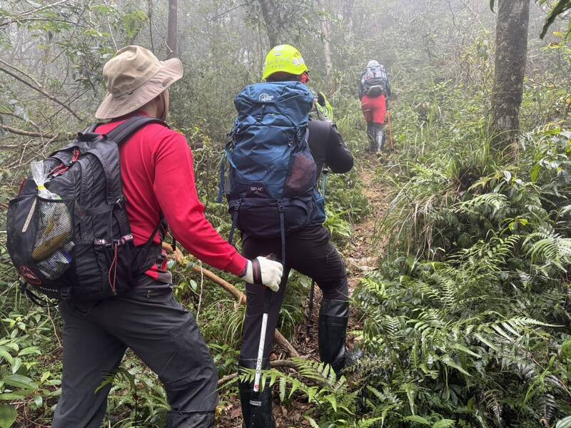 宜蘭阿玉山傳2山友失聯　警消趕颱風來襲上山搜索