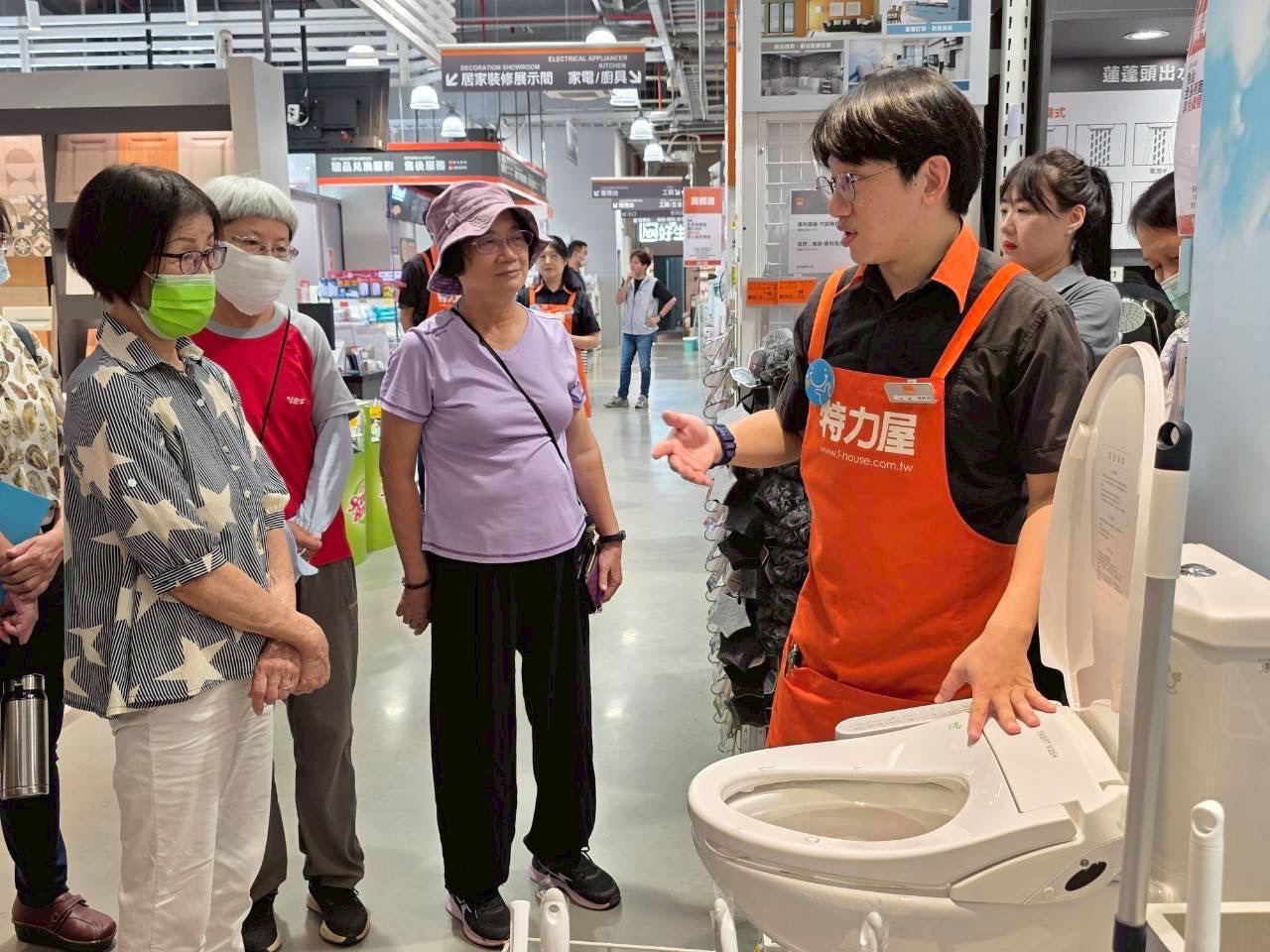 臺東縣銀髮人才服務據點攜手特力屋  媒合銀髮族再就業適性體驗