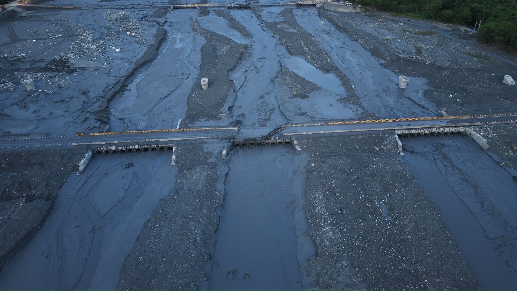 馬太鞍溪涵管便道溢流水退無礙結構　季連成：堰塞湖水位穩定、持續監測中
