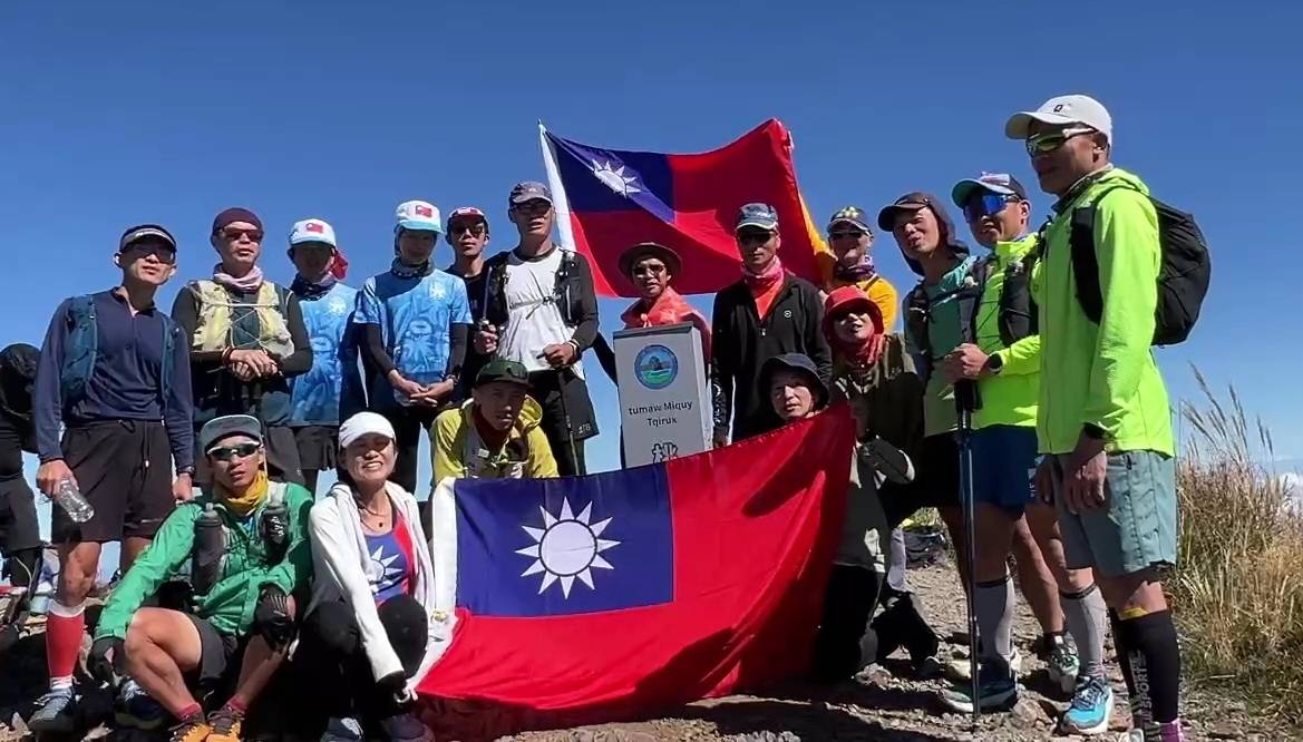 祝國慶　宜蘭猴子兵團攻上桃山唱國旗歌