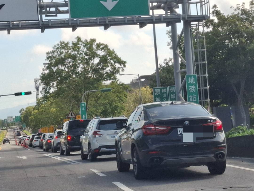 國慶收假日　國5 北返車潮塞到20時