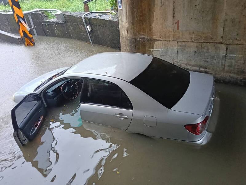 大雨不斷　涵洞便道積水、羅高積水學生涉水上學、鴨群雨中漫遊
