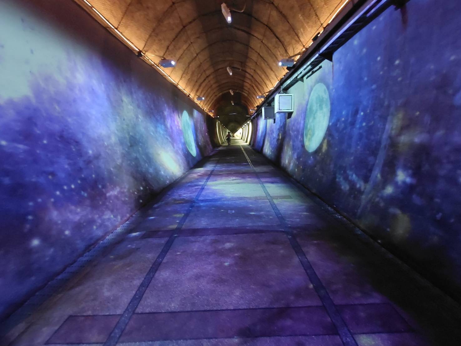 舊草嶺隧道星河映月　光雕陪你過中秋