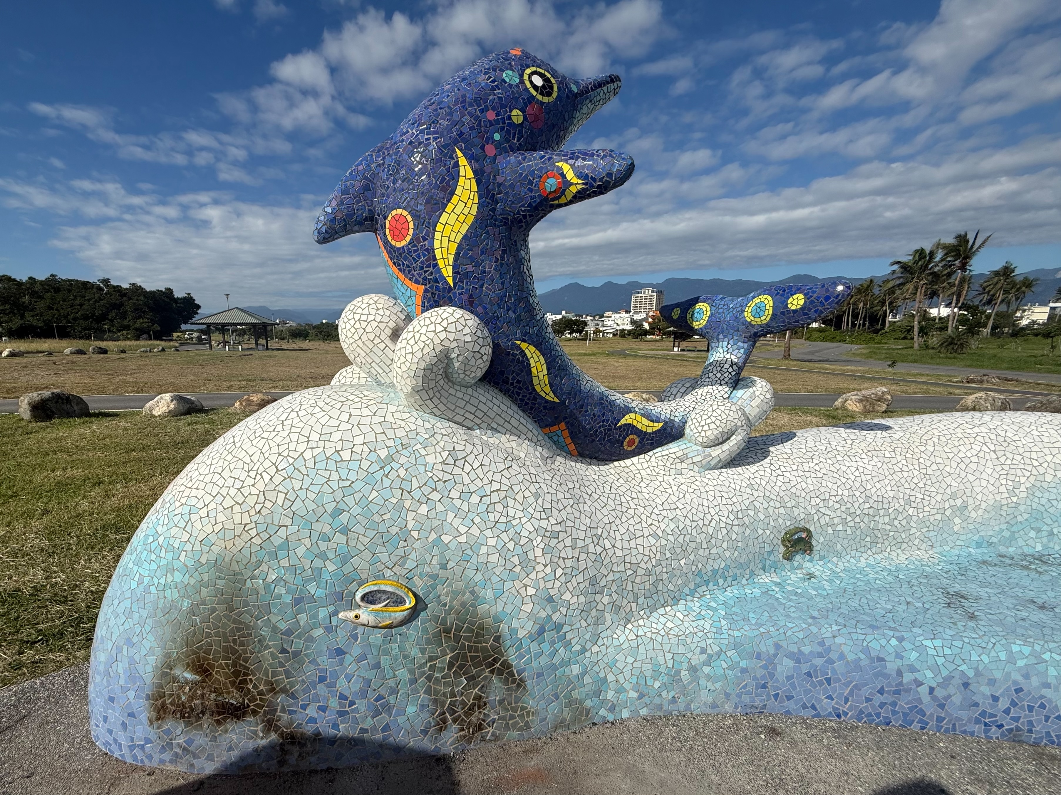 海濱公園海洋意象廣場     遭不當施放煙火破壞    市公所完成初步處理並向警方備案