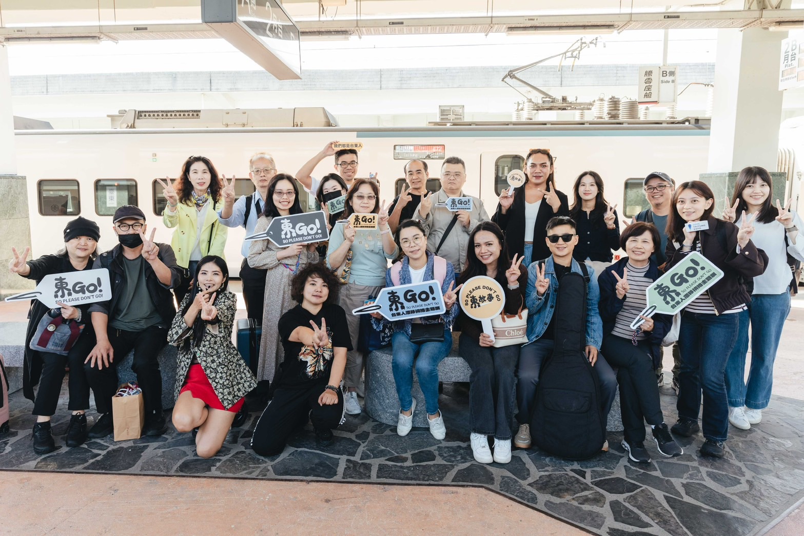 預熱「2026臺東博覽會」   一班瀰漫著鄉愁、歌聲與歡笑的臺鐵列車  駛進臺東站