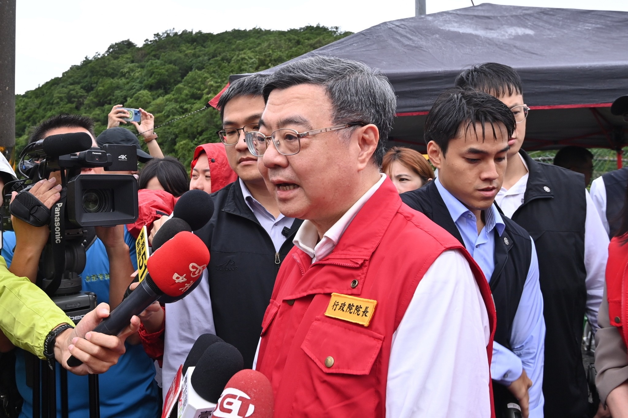 韓國瑜「桌腳」　卓榮泰以「兩盤菜」的比喻回嗆