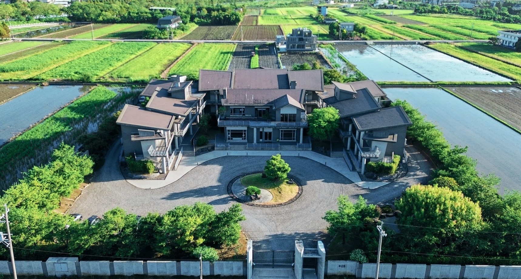 冬山泉月樓成功阻擋水患一夕爆紅　卻惹來麻煩遭質疑違建