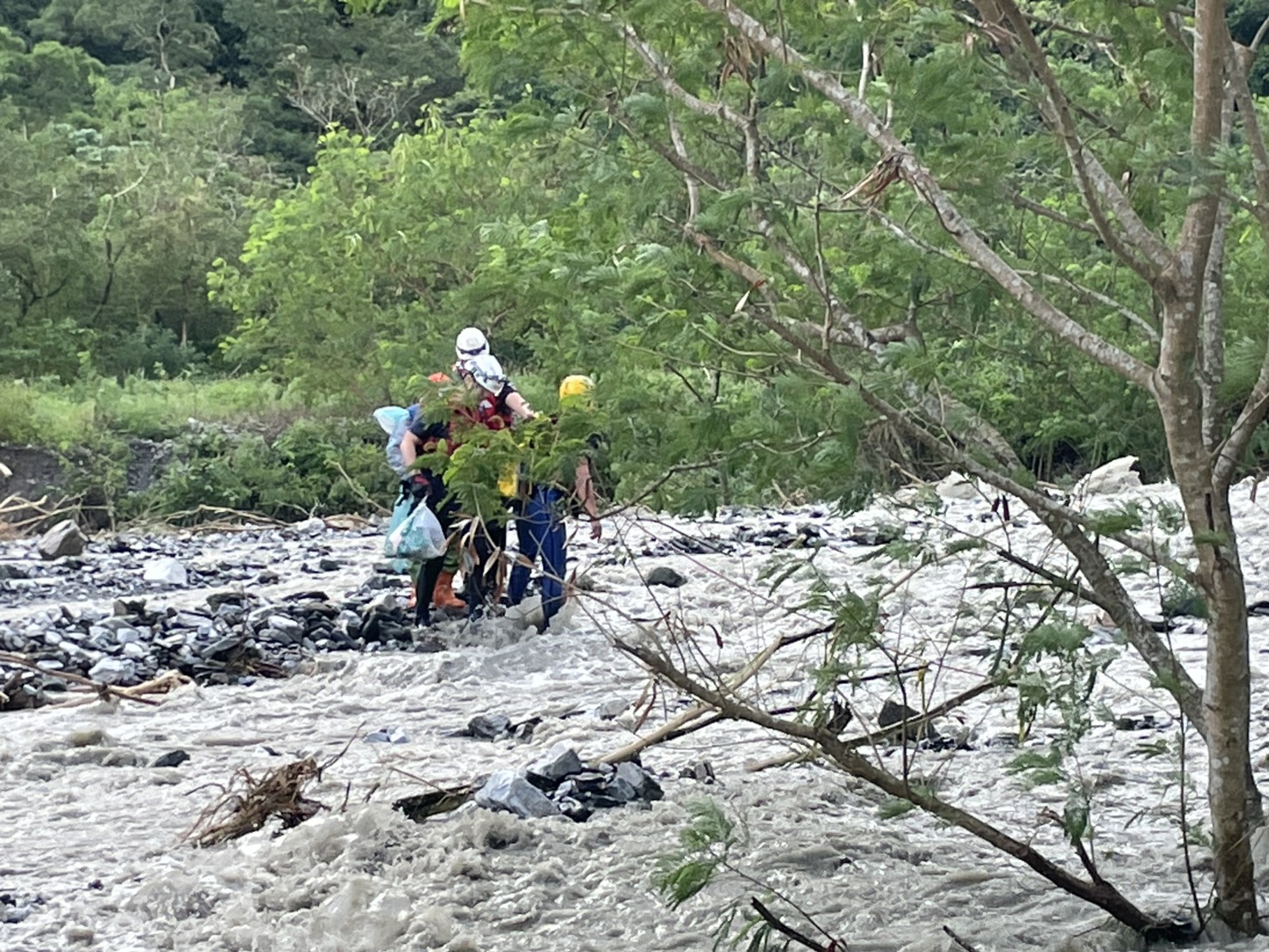 溪水暴漲1人受困獲救脫困　護理師父以竹筏助機車過淹水區上班