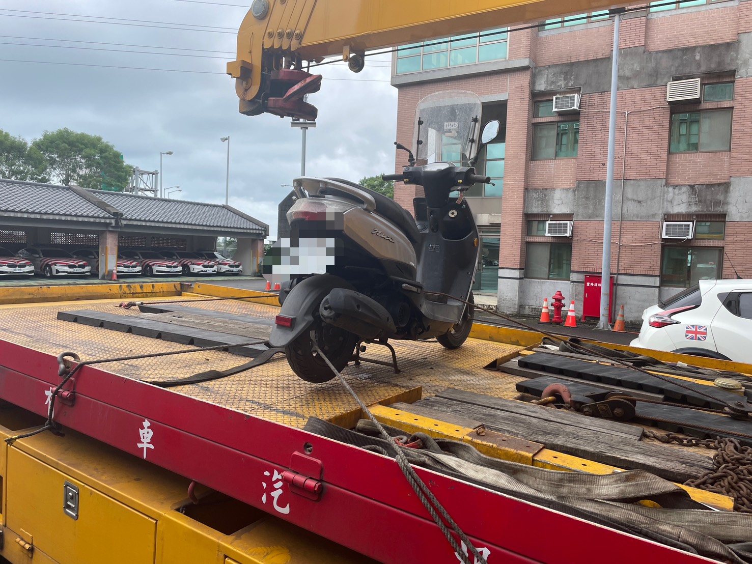 8旬老騎士闖國5　急迴轉「內車道逆向騎」遭撞送醫