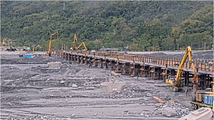 馬太鞍溪鋼便橋工程進度超前 交通部慰勞工班盼115年1月底完工