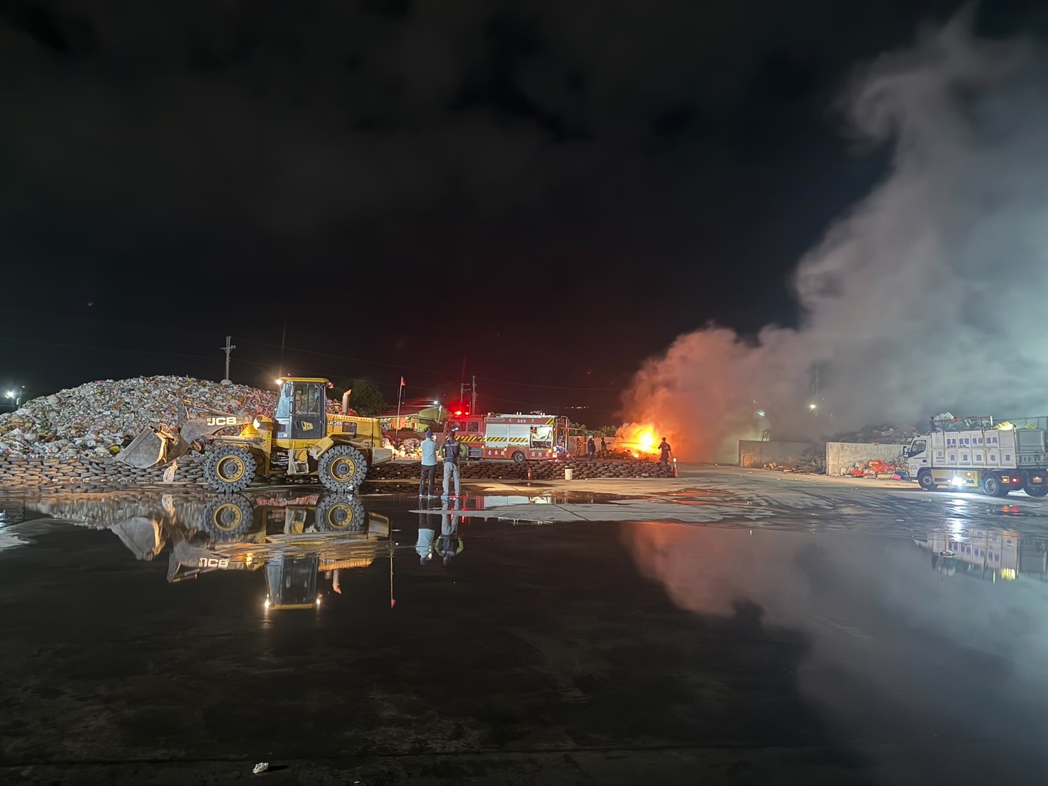 臺東市資源回收場火警　迅速撲滅   市長陳銘風呼籲正確回收鋰電池