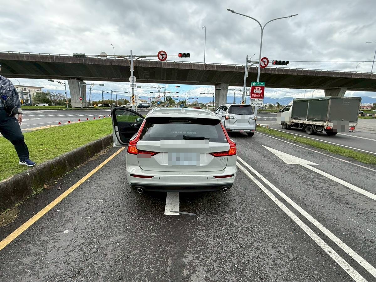 宜蘭2起車禍肇逃車網友發現副駕座女沒穿衣服　2車碰撞休旅車側翻