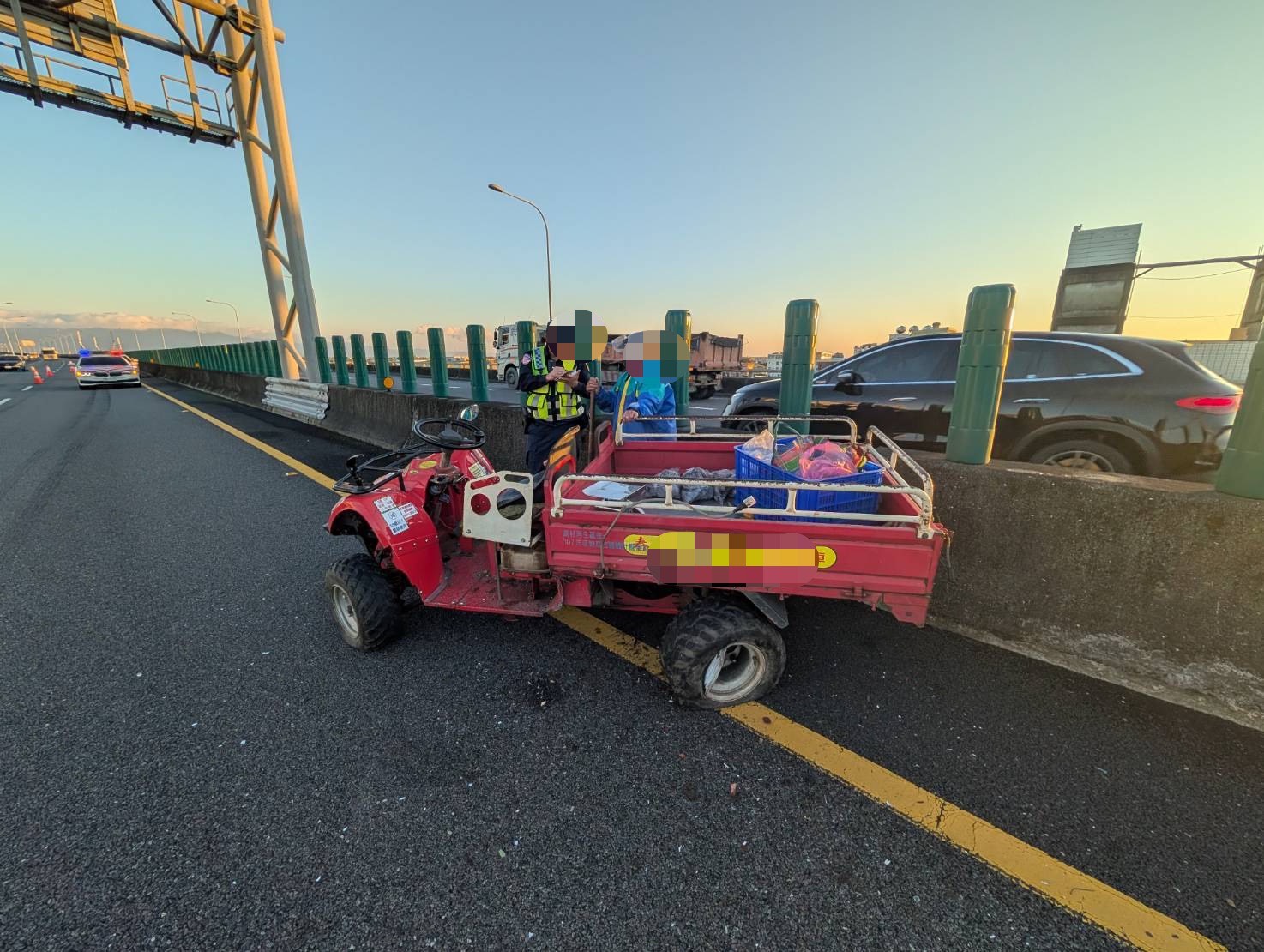 88歲老農開著法拉利農用機具 逆向上國5倒楣車遭撞 88歲老農開著法拉利農用機具 逆向上國5倒楣車遭撞