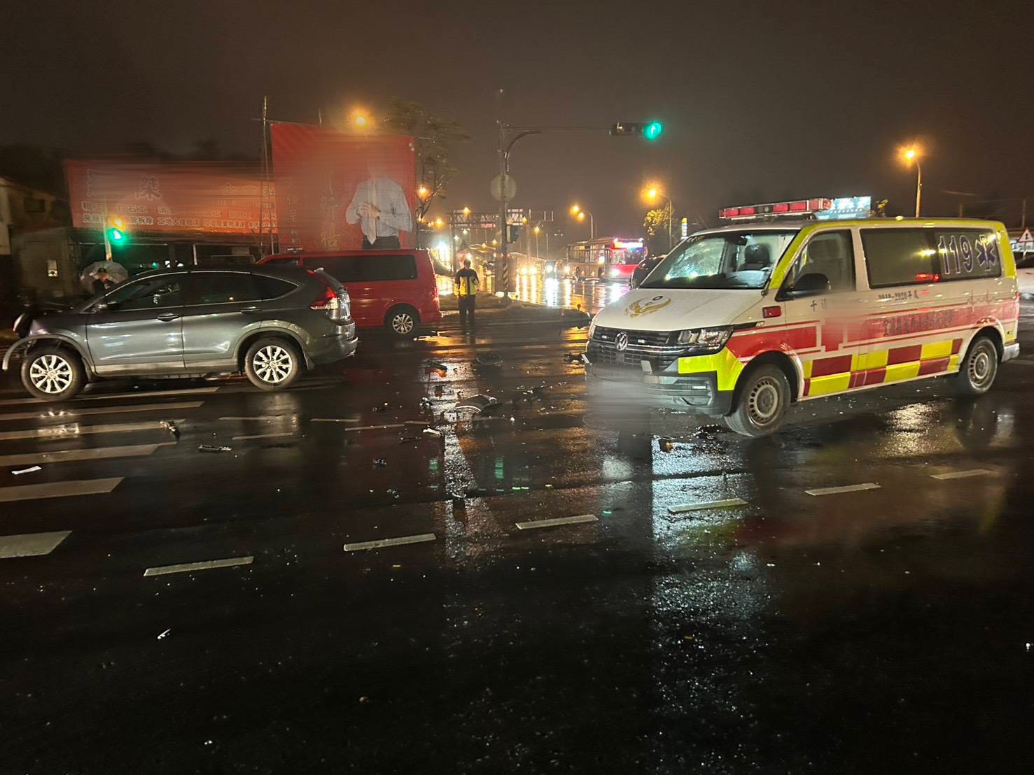 冬山鄉休旅車未禮讓救護車2車相撞 5人受傷 冬山鄉休旅車未禮讓救護車2車相撞 5人受傷