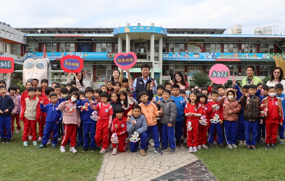 臺東市長陳銘風校園分送元宵小提燈　 歡笑與節氣氛圍滿校園