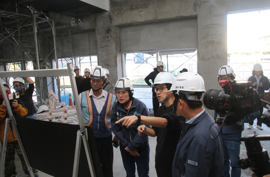 視察臺東舊站特區重點工程　 饒慶鈴發新春紅包感謝第一線工程人員