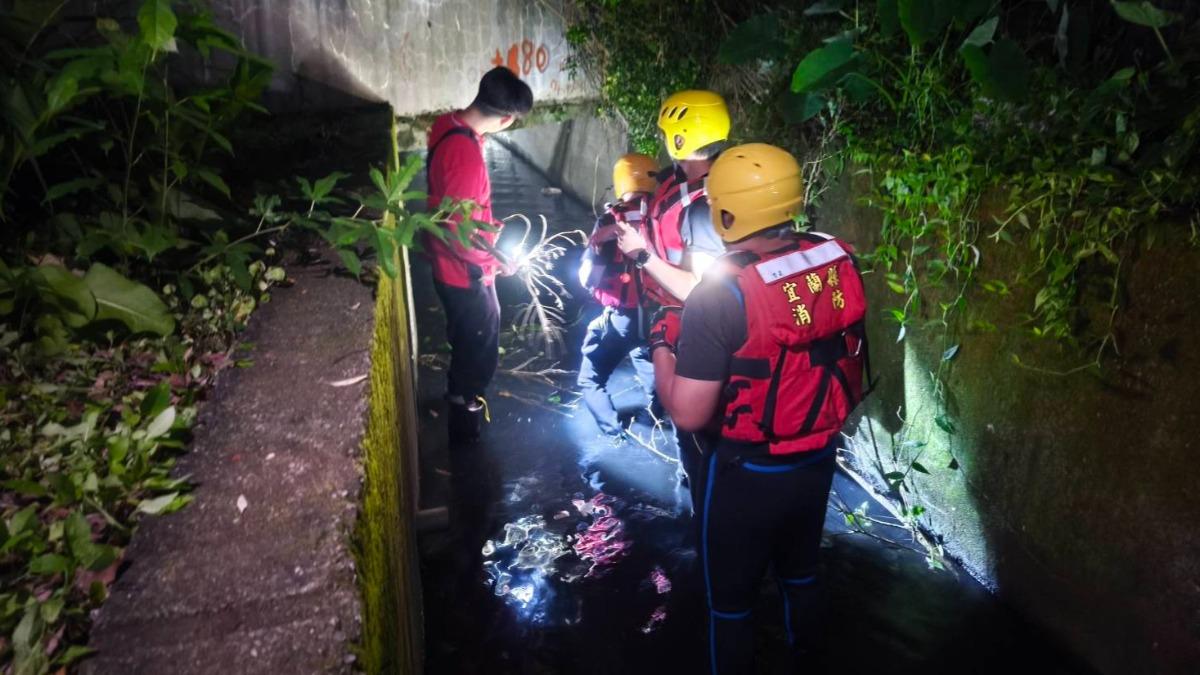 宜蘭醉漢跳水溝躲追緝　當忍者龜強制送醫