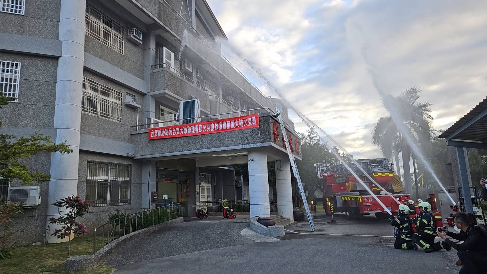 消防局春節前夕加強地震火災搶救實兵演練    饒慶鈴慰勉肯定救災戰力