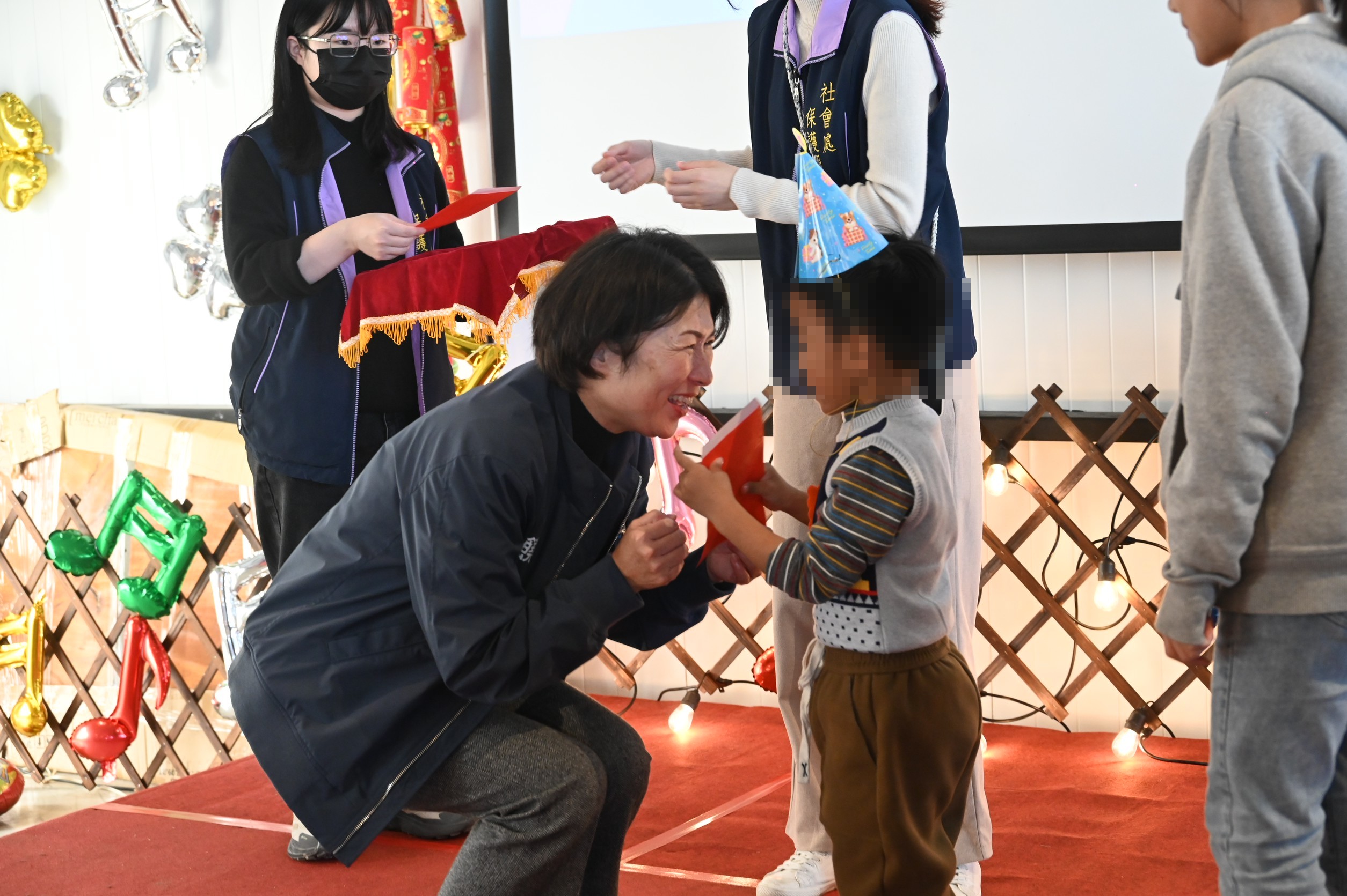 「哇馬愛你 暖心圍爐」  縣長饒慶鈴化身媽咪與監護兒少共度歲末派對