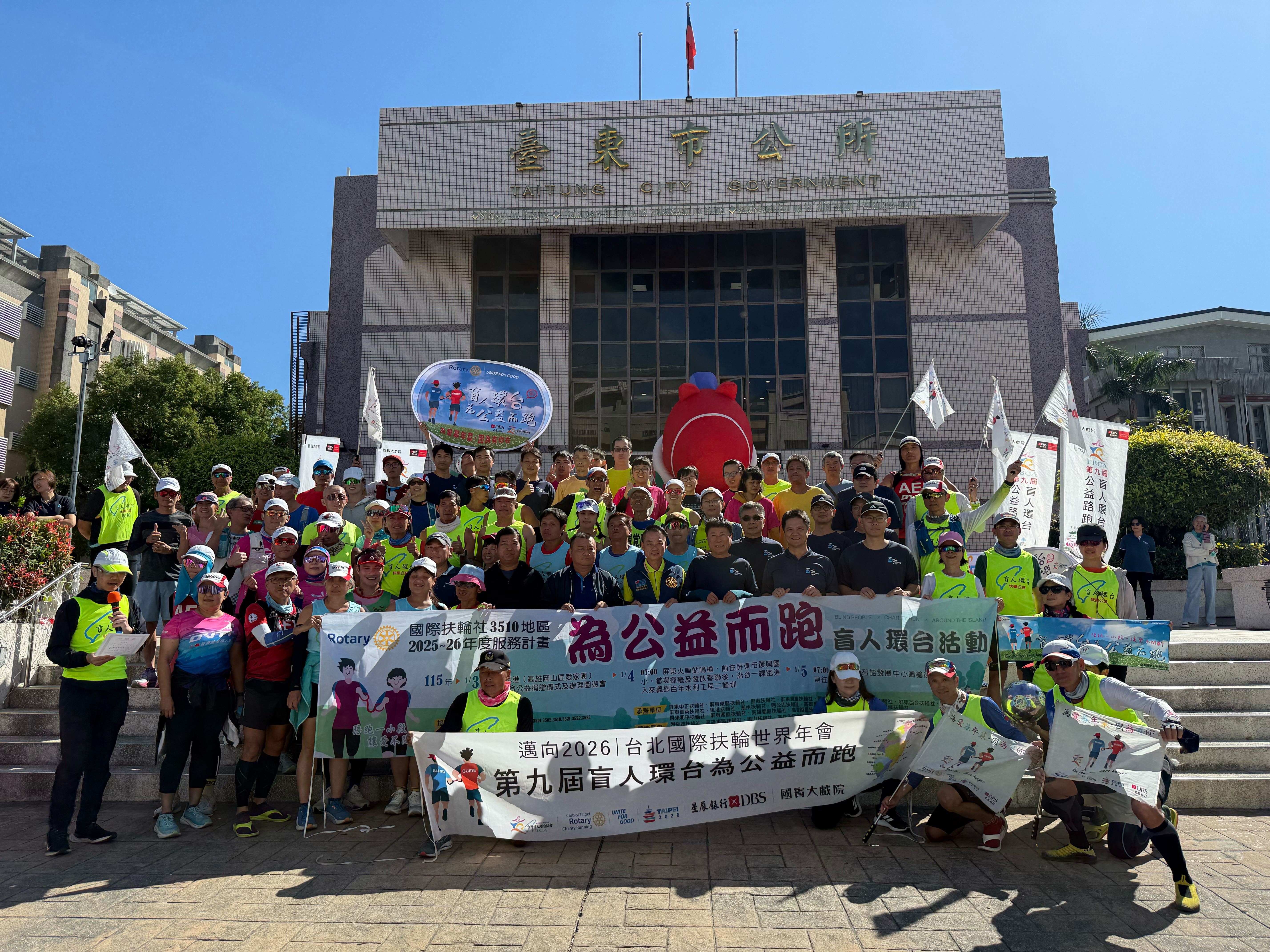 盲人環臺為公益而跑抵達臺東　 市長陳銘風陪跑支持公益行動