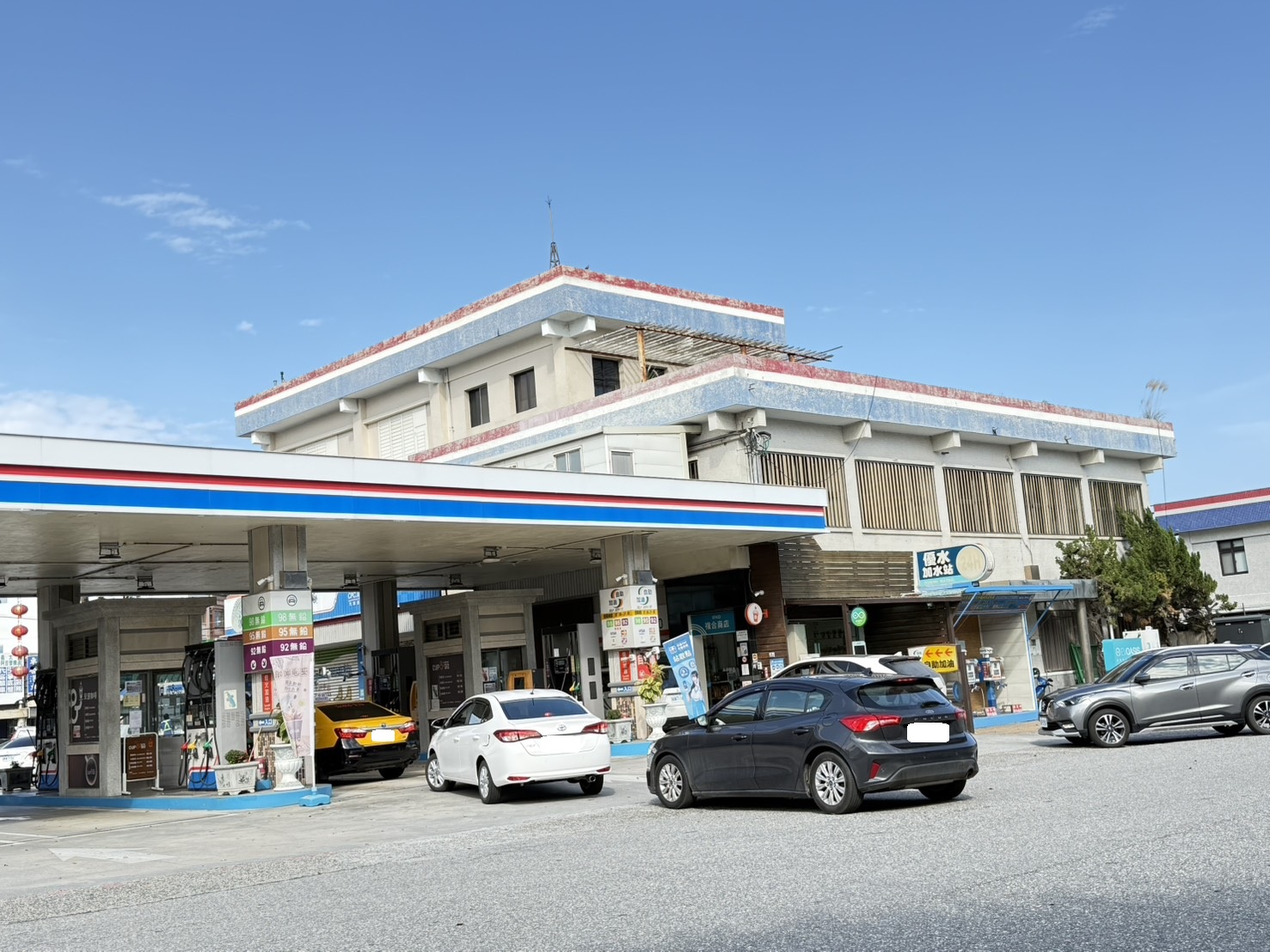 快去加油    明日起汽、柴油價格各調漲0.8元、0.9元