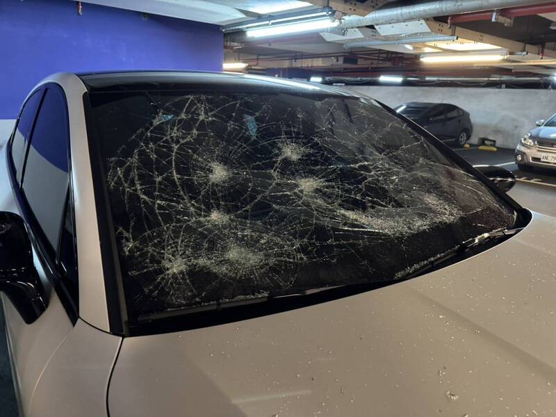 宜蘭新月廣場停車場保時捷遭砸　2嫌送辦