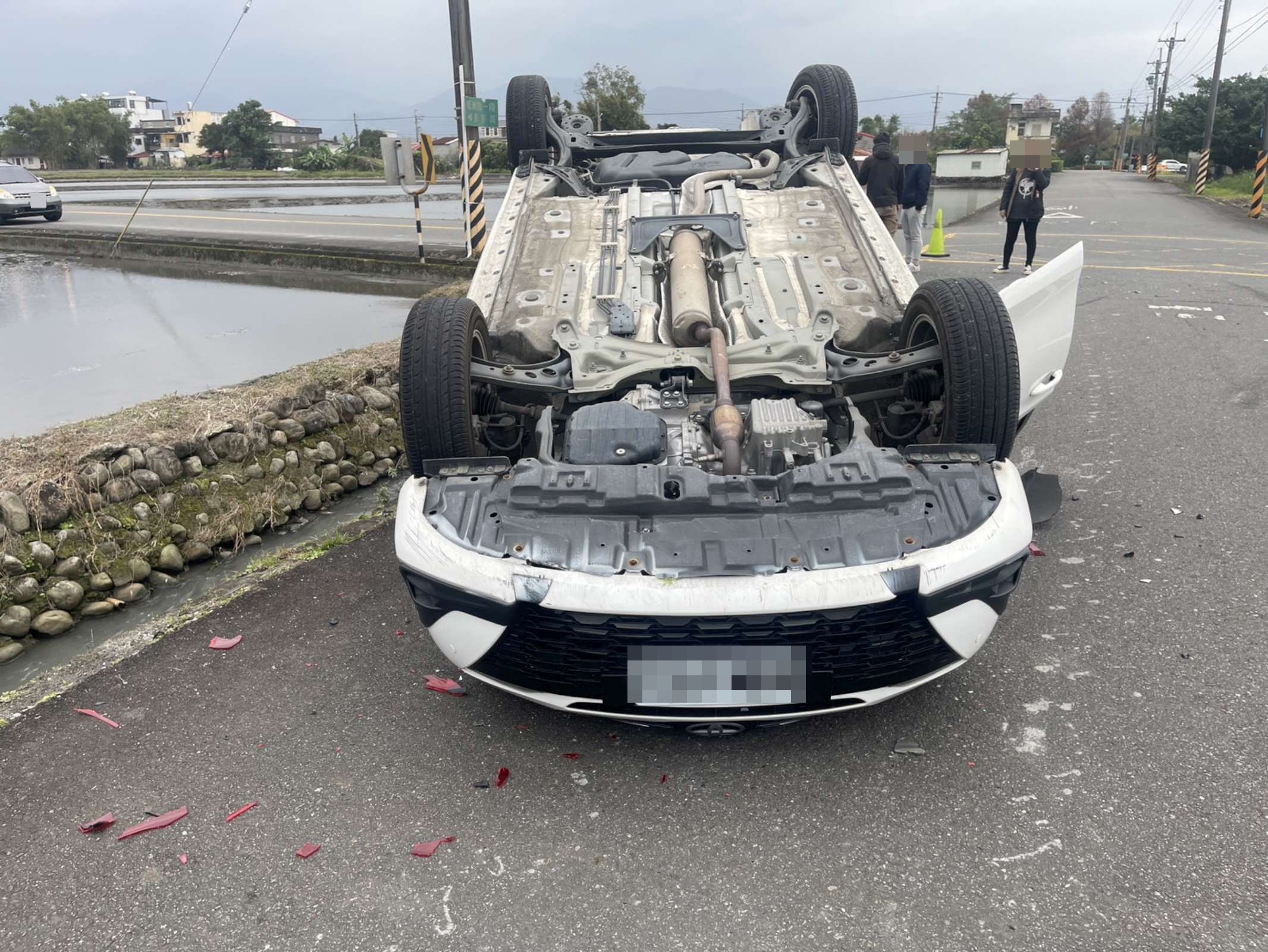 宜蘭4起車禍　1起汽車栽進水溝、1起烏龜翻、1起造成停電、1起雪隧2車相撞