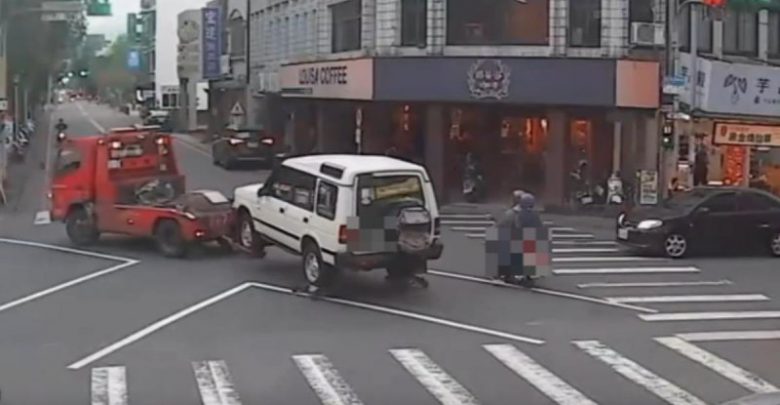 疑似未妥善固定　宜縣警局拖吊自小客途中脫鉤撞及電桿車損