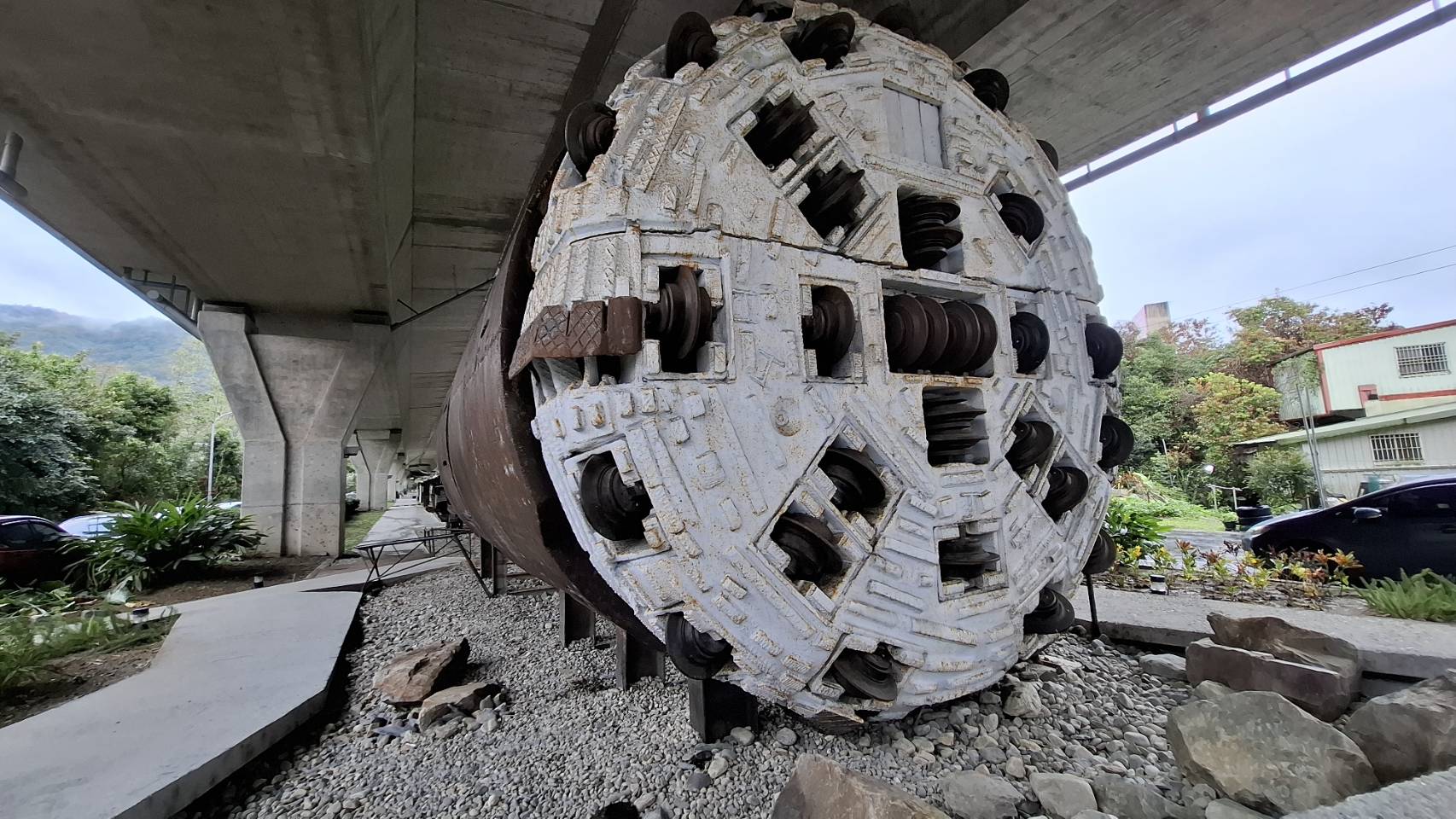 國5頭城交流道高架橋下「鑽鑽掘機公共藝術」缺乏檢修　已出現鏽蝕