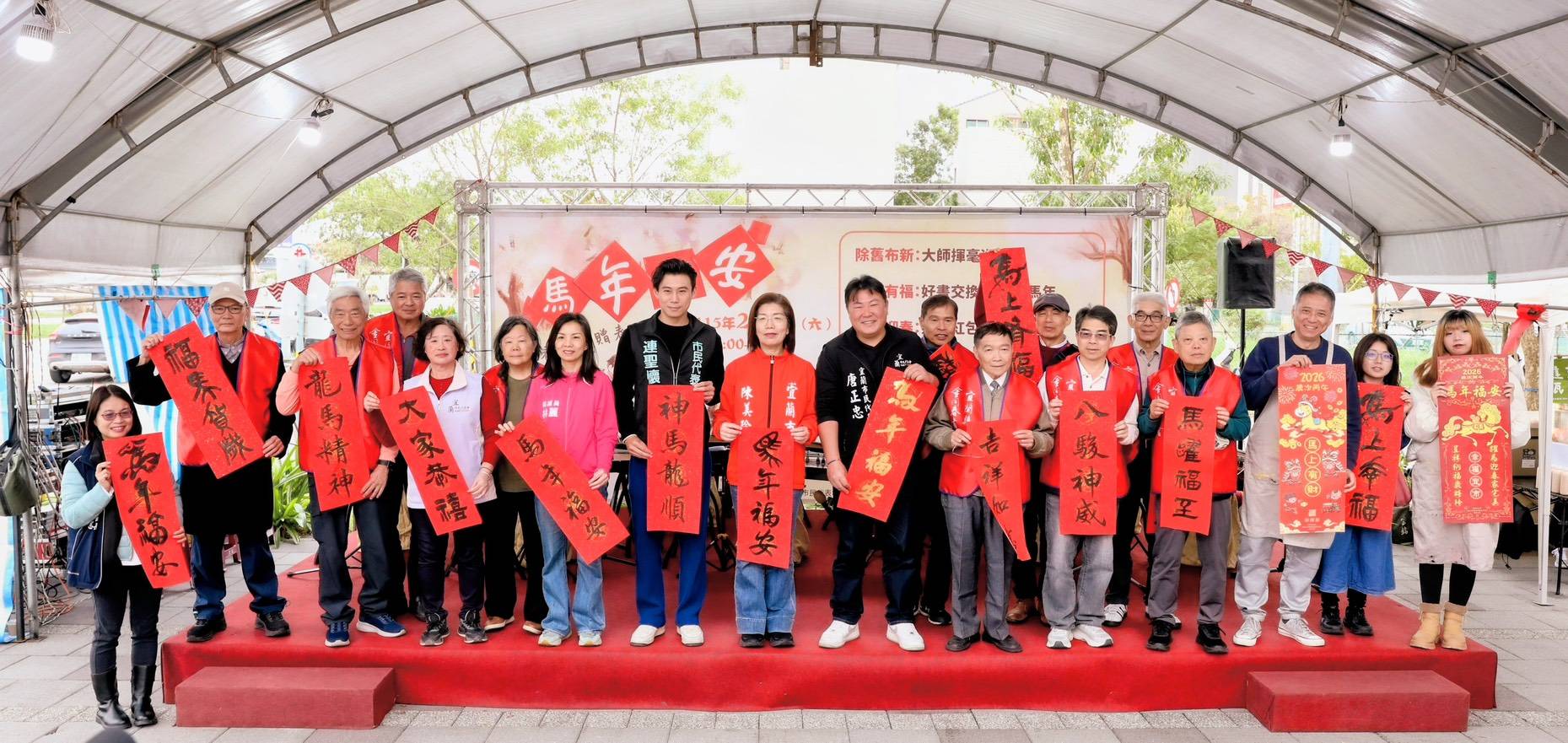 揮毫贈春聯　宜蘭市超人氣、頭城鎮送紀念紅包、五結鄉備暖心湯品