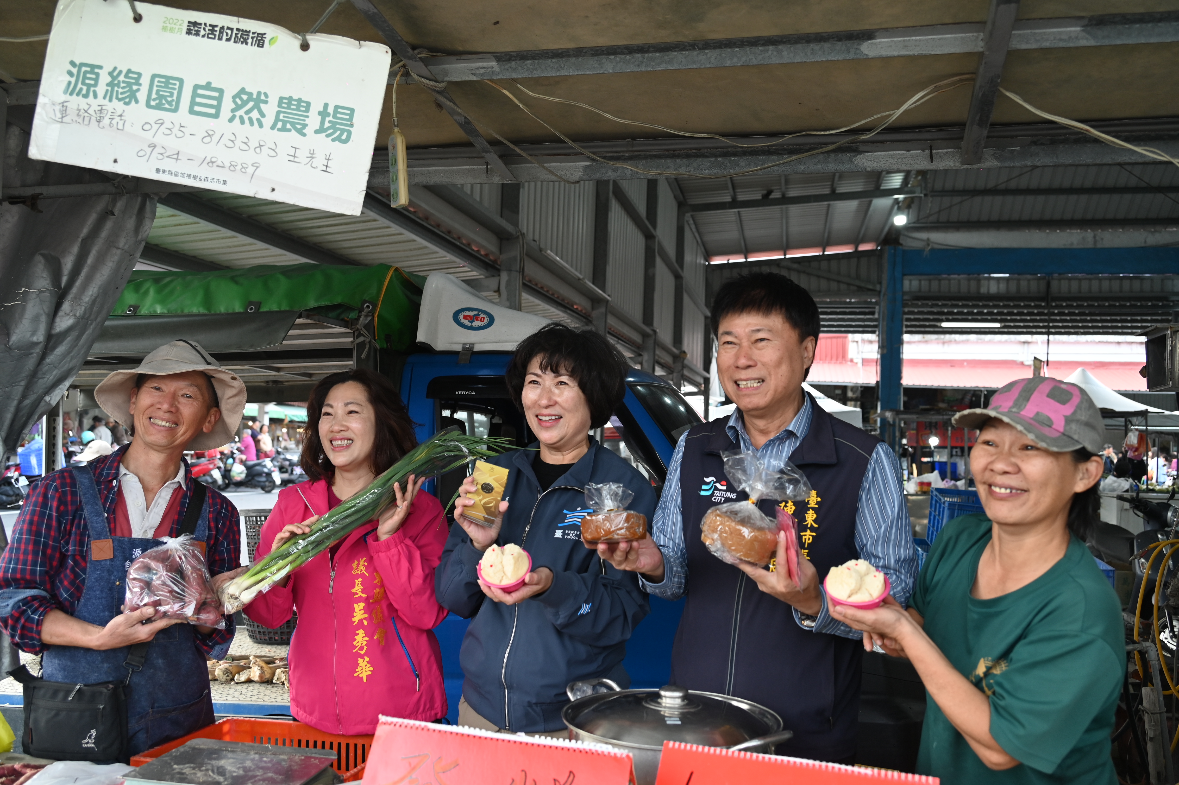 清晨至果菜市場拜年    縣長饒慶鈴向攤商與民眾祝賀馬啟新歲