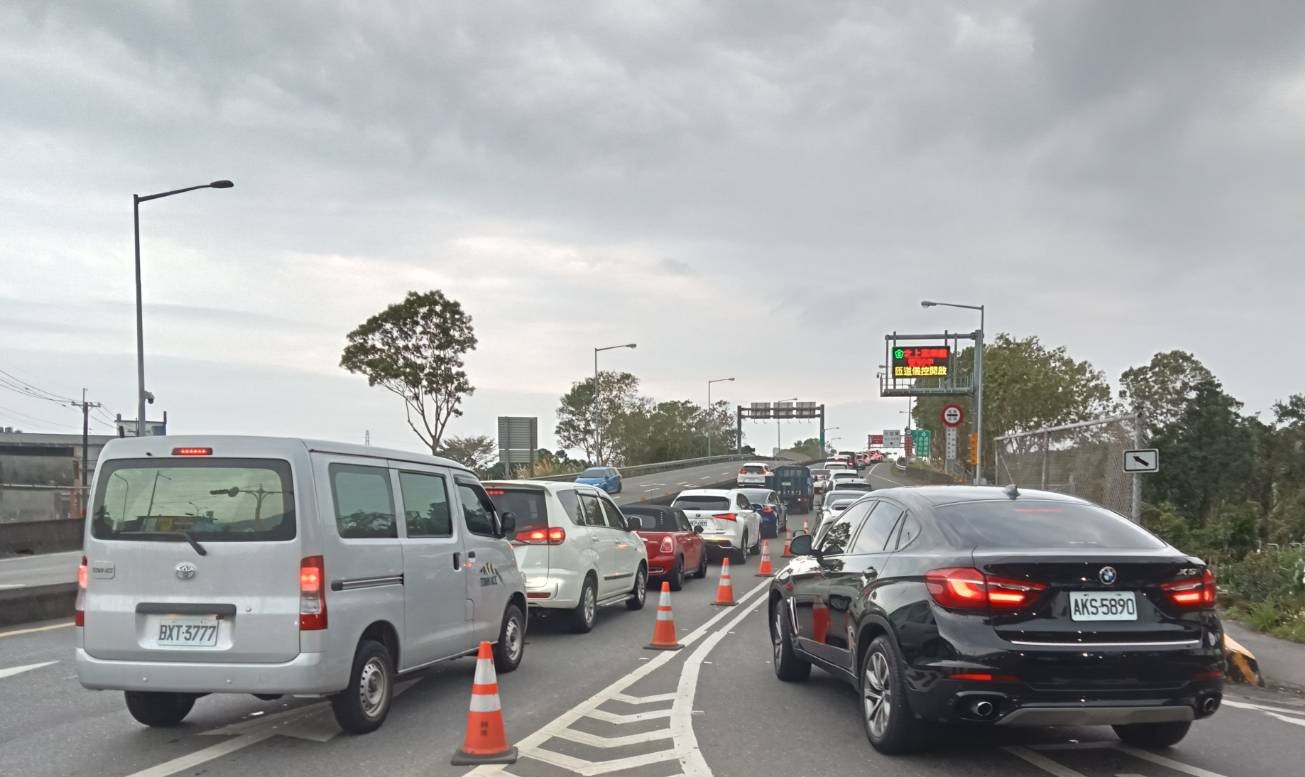初4北返車潮塞爆　國5北上「紫爆」如龜時速13公里