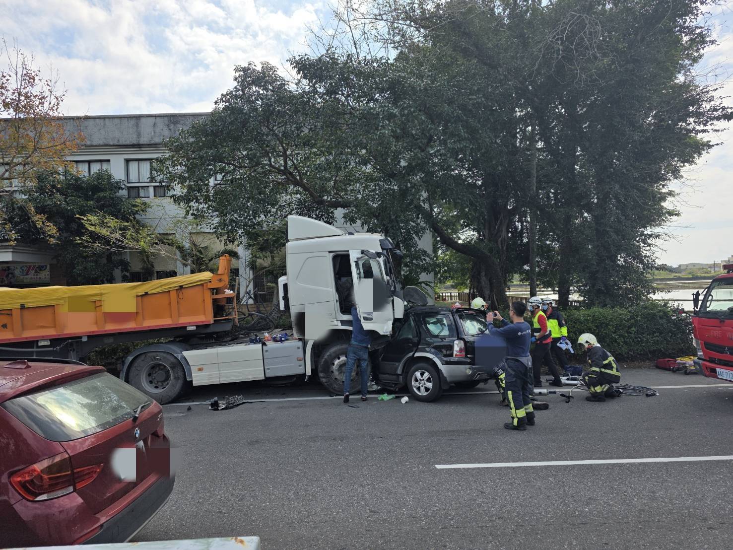 砂石車失控逆向撞上休旅車　1家4口受傷送醫