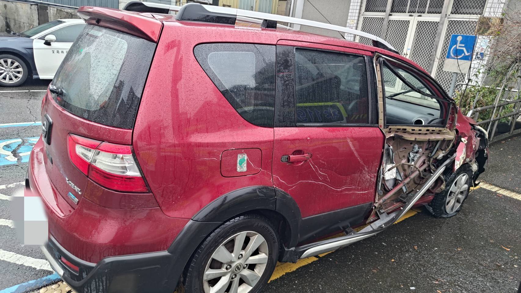 宜蘭男吸毒酒駕2次撞車肇逃　多名員警合力壓制