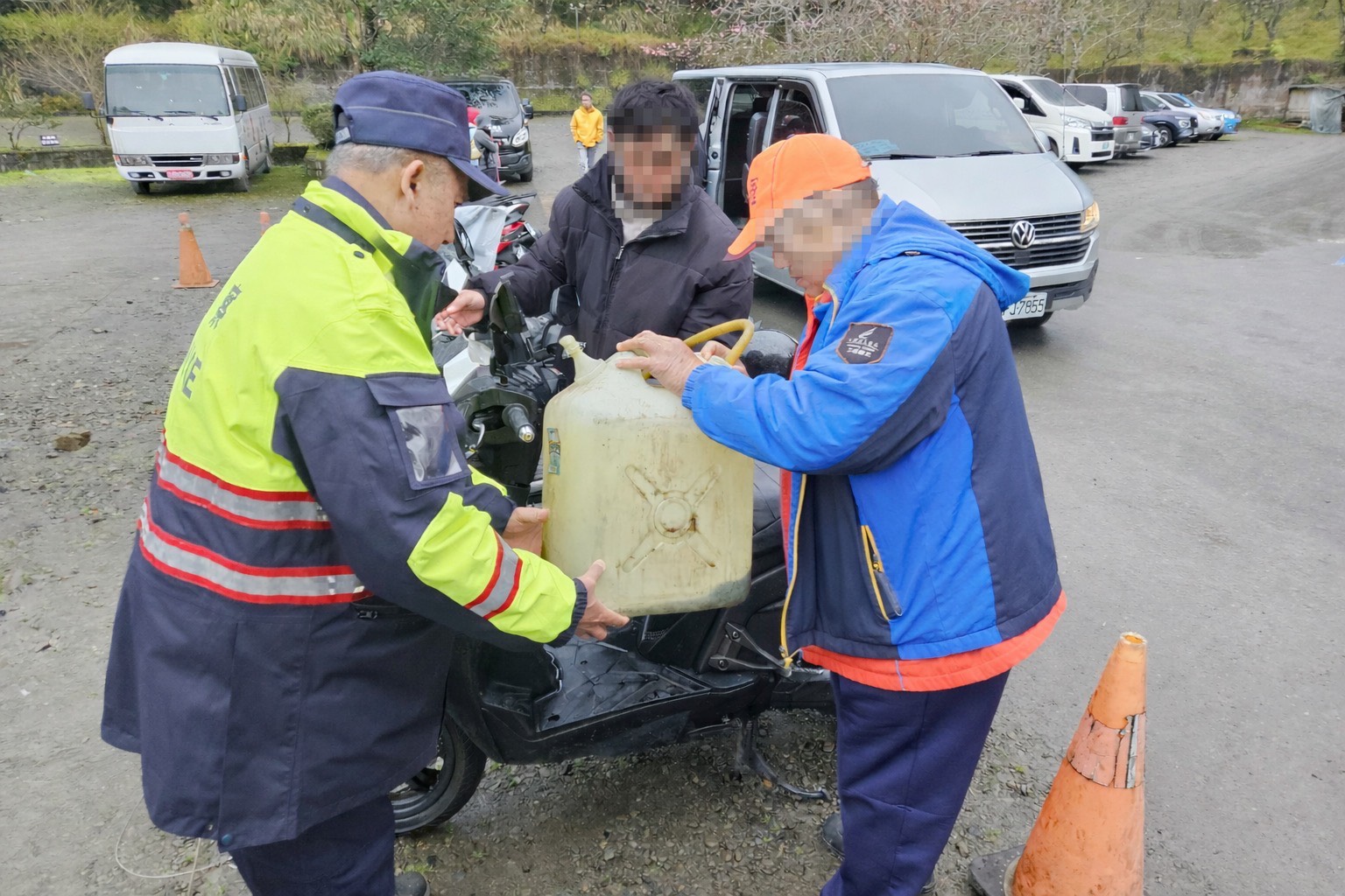 移工春節連假出遊明池遇油量不足　暖警送油助脫困