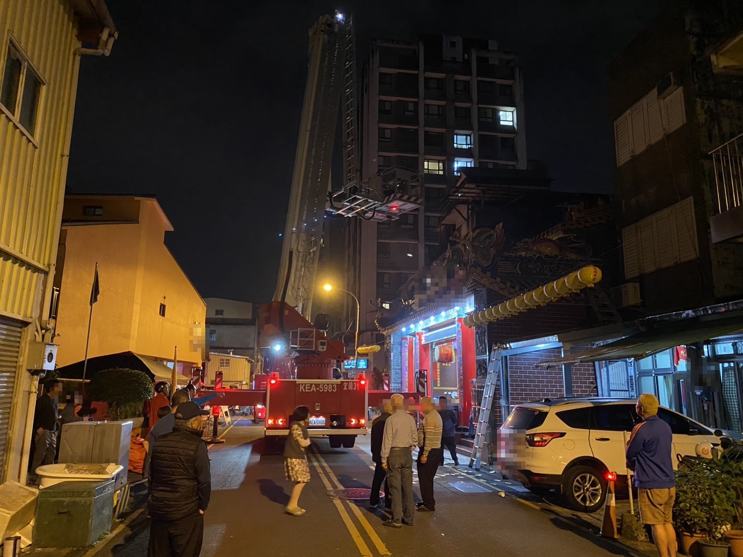 感情受挫　48歲男跑到宮廟頂樓喝酒叫囂即時救護