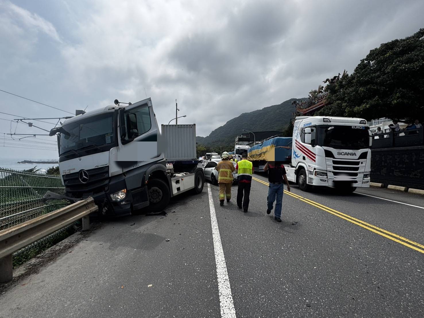 曳引車爆胎掃6車連環撞1車滑落卡鐵軌邊坡 台鐵福隆至大里一度單線行車 曳引車爆胎掃6車連環撞1車滑落卡鐵軌邊坡 台鐵福隆至大里一度單線行車