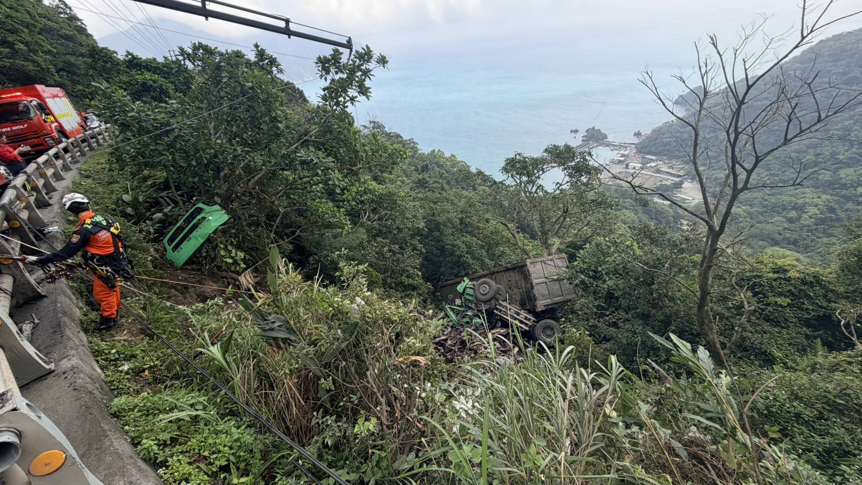 蘇花公路曳引車衝破護欄墜谷　駕駛受傷吊掛送醫