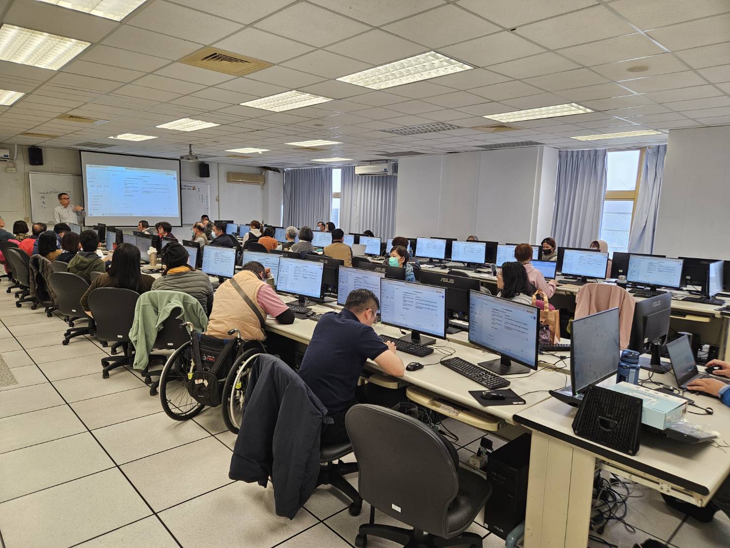 臺東縣府融合式AI培力     職訓證照班因應數位浪潮