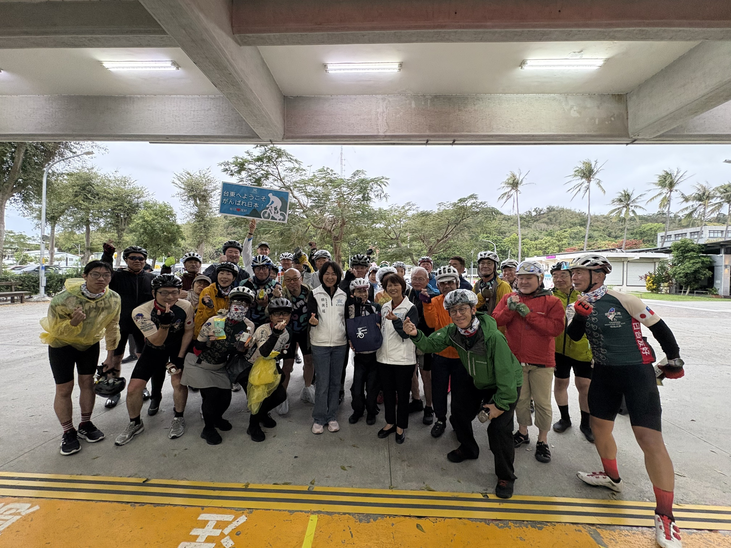 環島騎行謝311恩情     一青妙率團抵東    延續介達國小與日校跨國情誼