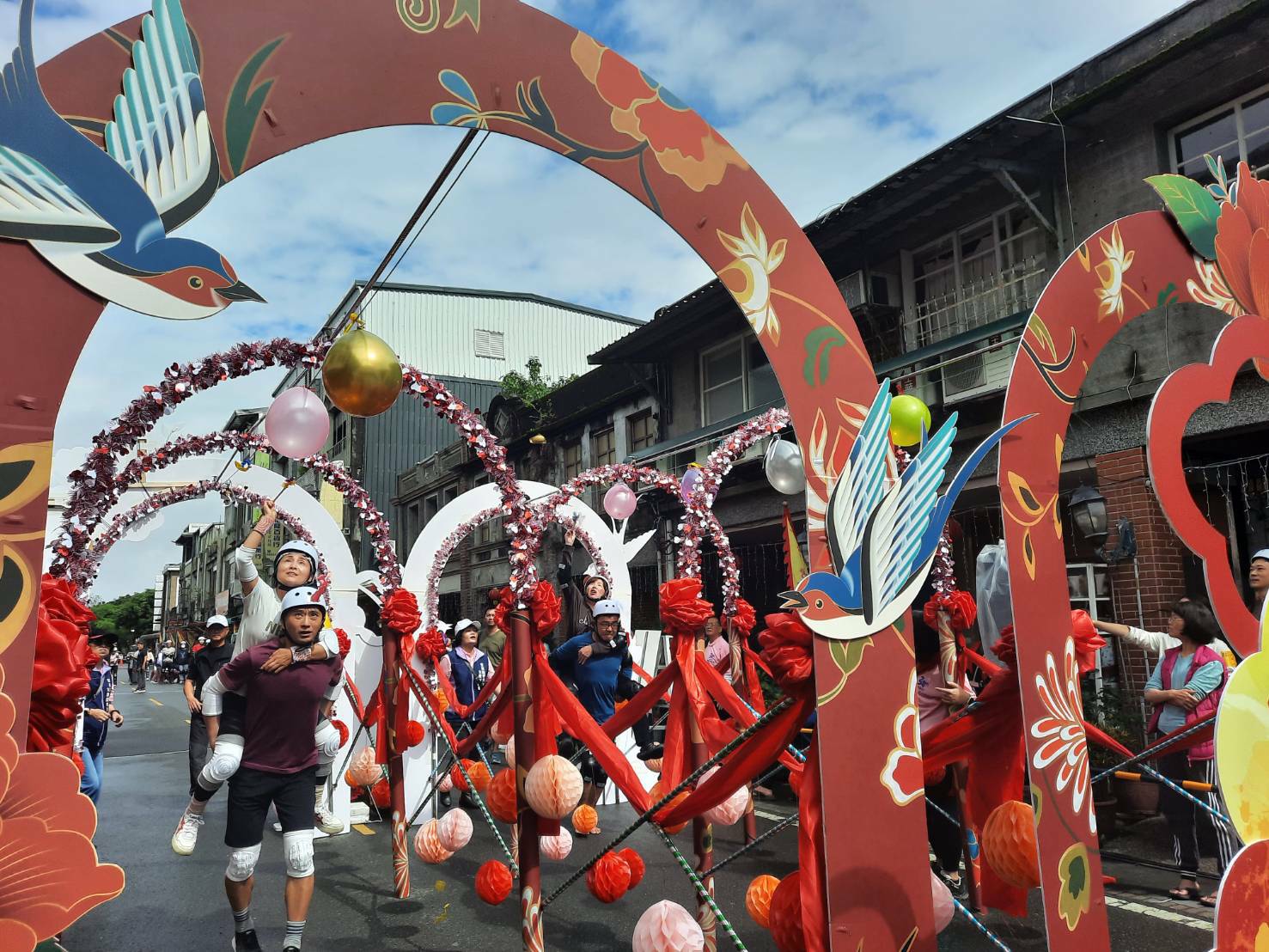五結鄉元宵節尪揹某登場　元宵節傳統走尪過火