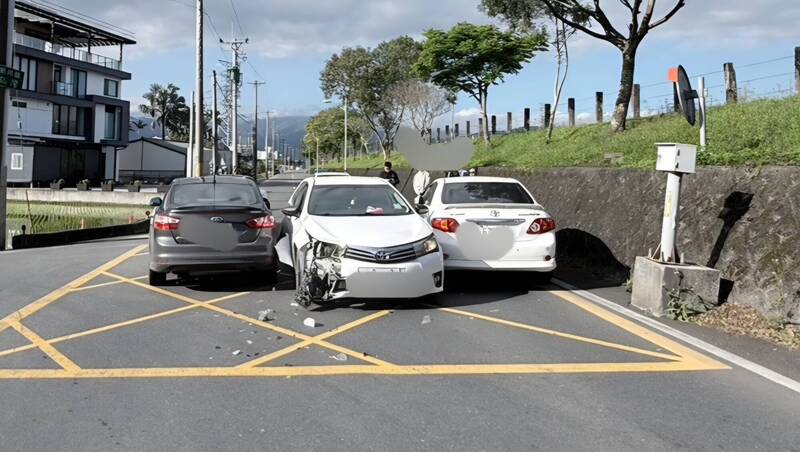 羅東運動公園堤防道路3車擦撞車禍　將道路「填滿」
