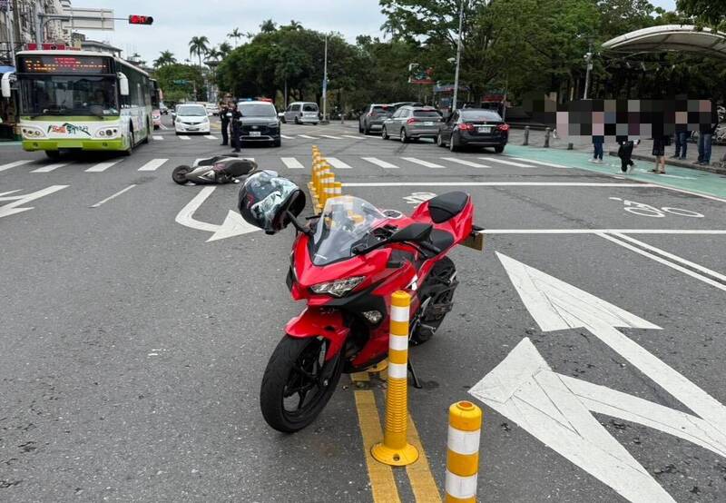 宜縣2起車禍　重機闖紅燈撞婦人機車、賓士駕駛酒駕追撞停等紅燈油罐車
