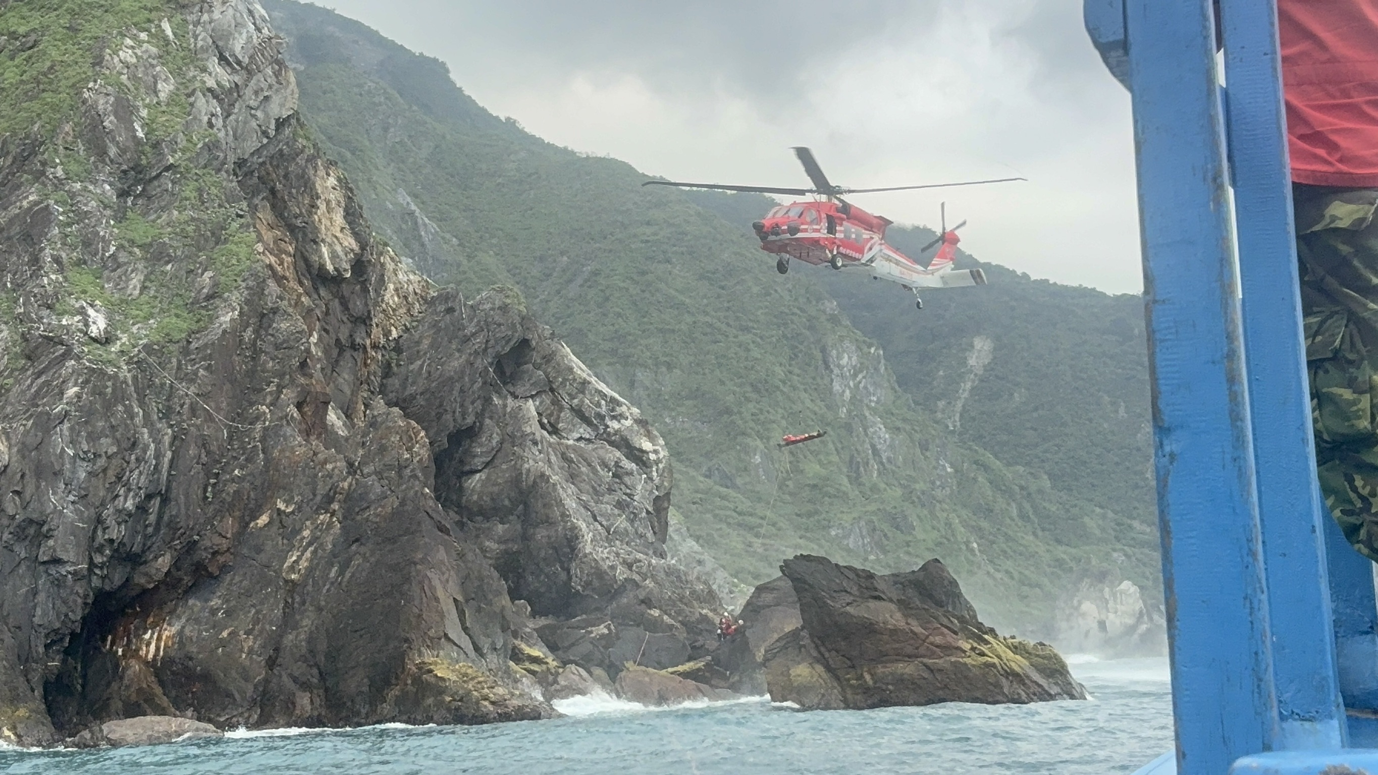 65歲婦女攀登烏岩角墜落礁岩受困　宜消與空勤聯手吊掛救援